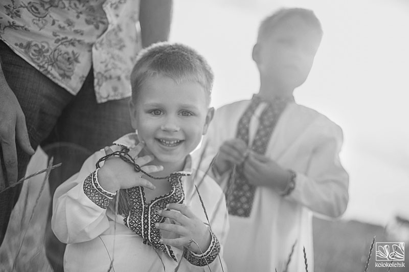 семейная фотосессия в поле пшеницы