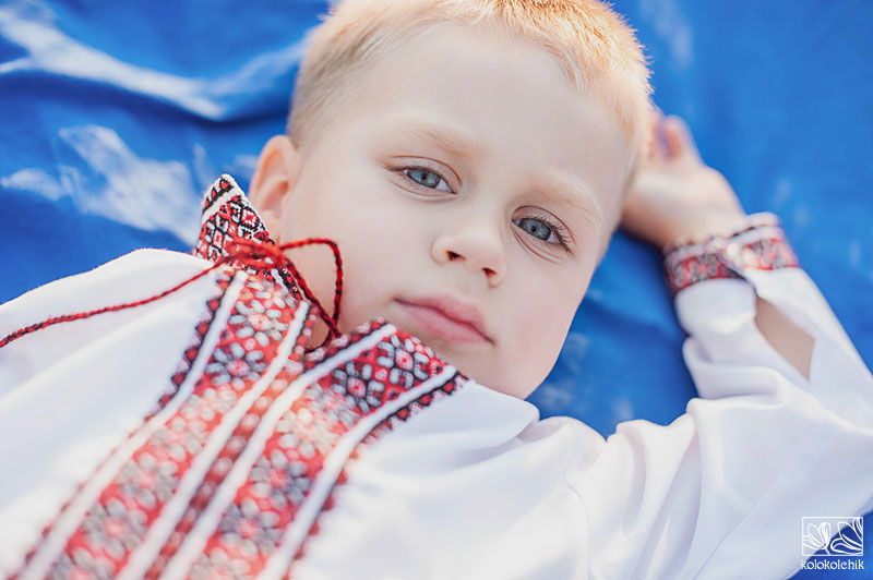 семейная фотосессия в поле пшеницы